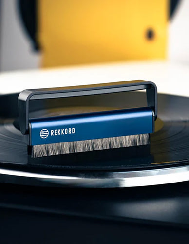 REKKORD Carbon Fiber Cleaning Brush